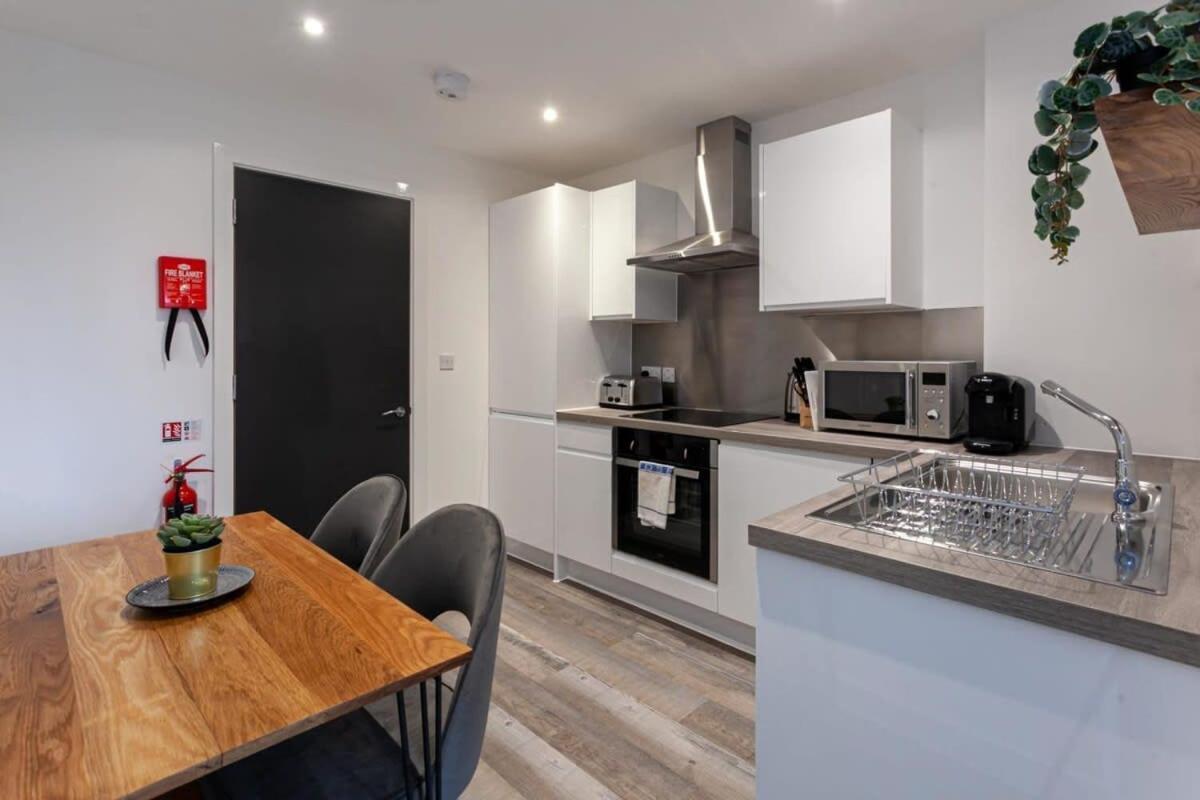 Superb 2 Bed Flat 5Min To Old Trafford Stadium Manchester Kültér fotó